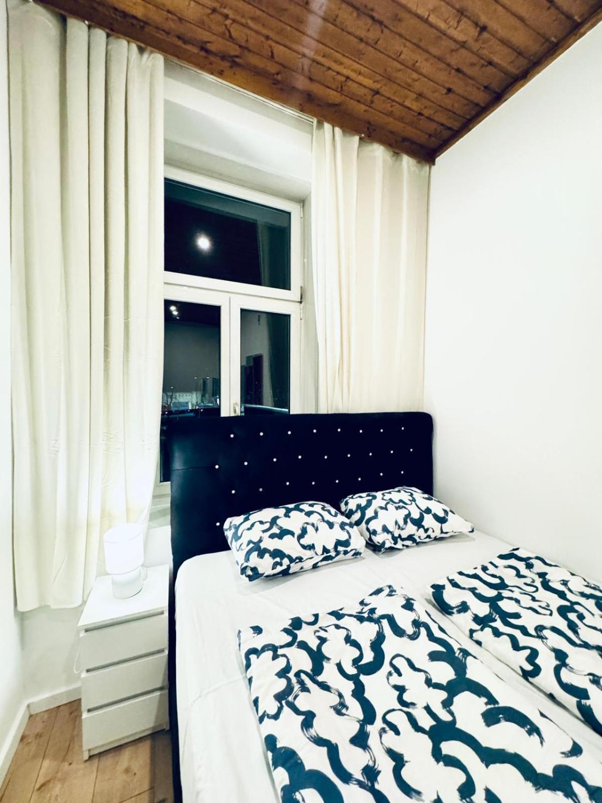 Convenient 4br Shared For 11p, 10 Min To Atzgersdorf * Wien